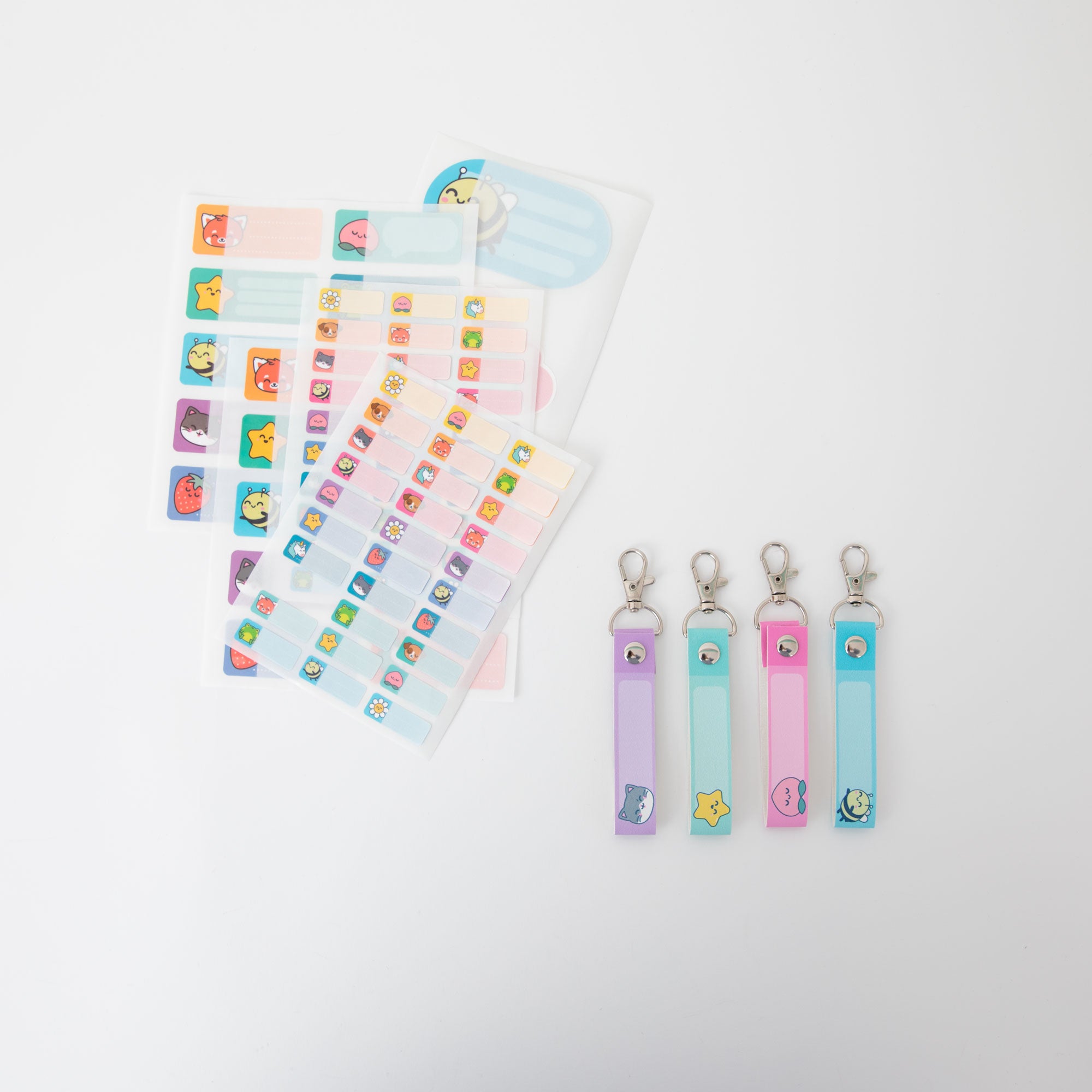 Conjunto de adesivos e identificadores para personalizar sua mochila – Abelha, pêssego, gato e estrela