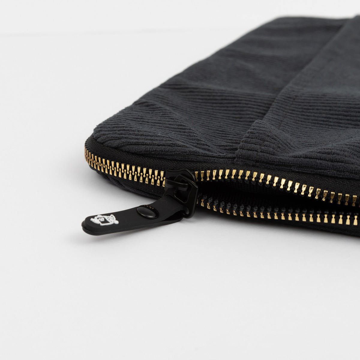 Laptop sleeve 13-14" corduroy grey - Trendy & rebel.