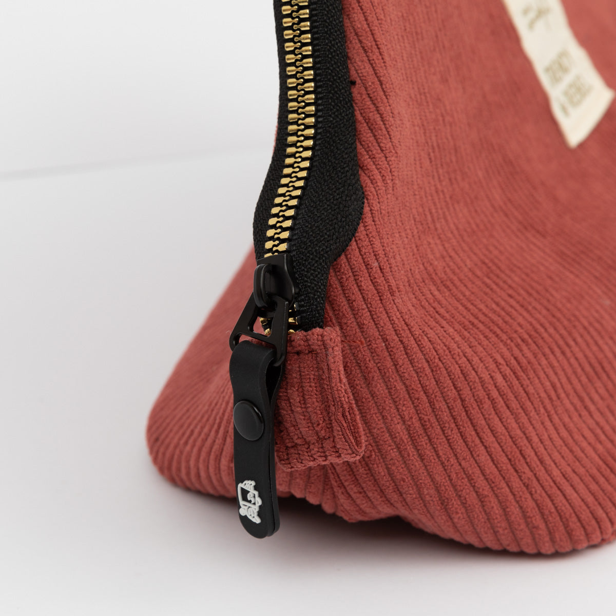 Toiletries bag corduroy pink - Trendy & rebel.