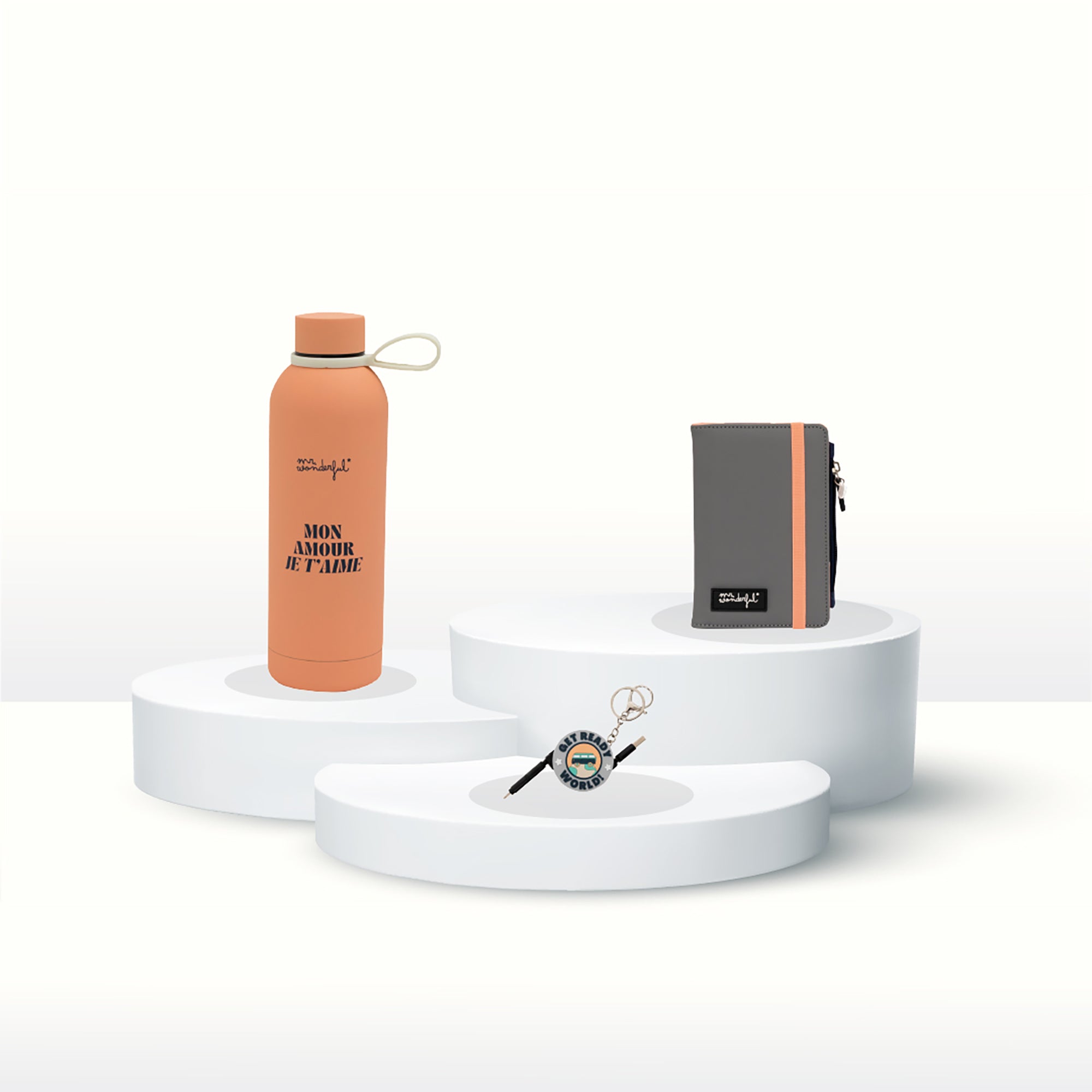 Pack Viaggio grigio – Portachiavi con cavi per cellulare + porta-passaporto + bottiglia termica