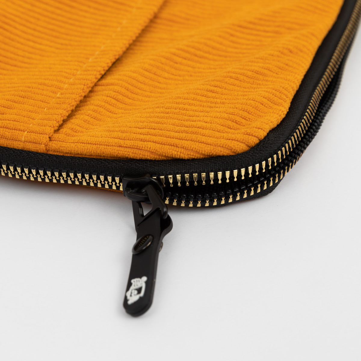 Capa para laptop de 13-14" em veludo cotelê amarelo mostarda - Moderna e rebelde. 